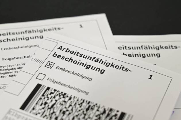 Stock- und Symbolbilder I 04.09.2022 Arbeitsunfähigkeit und Arbeitsunfähigkeitsbescheinigung, Krankschreibung Hamburg Hamburg Hamburg Deutschland *** Stock and symbol images I 04 09 2022 incapacity for work and certificate of incapacity for work, sick leave Hamburg Hamburg Germany Copyright: xLobeca FelixxSchlikisx