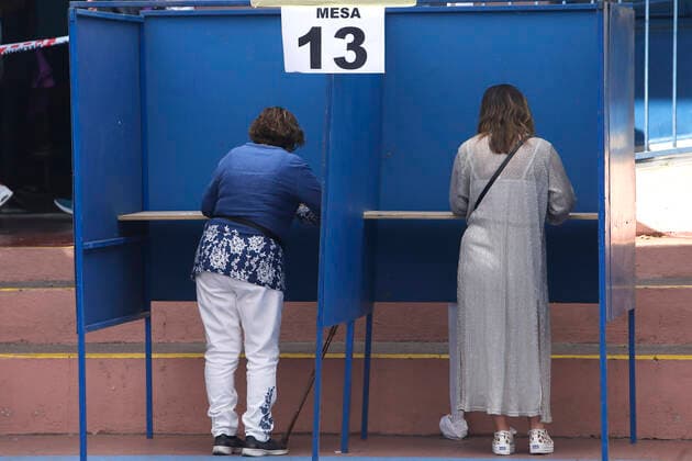 Santiago, 4 de septiembre de 2022. Ciudadanos asisten a sufragar durante elm plebiscito constitucional en el Estadio Nacional Javier Salvo Aton Chile, Santiago Chile Aton_638003 *** Santiago, September 4, 2022 Citizens vote during the constitutional plebiscite at the National Stadium Javier Salvo Aton Chile, Santiago Chile Aton 638003  Copyright: JAVIERxSALVO ATONxCHILE