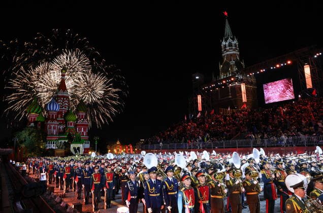 Bilder des Jahres 2022, News 09 September News Themen der Woche KW35 News Bilder des Tages Russland, MilitÃ¤r-Musik-Festival in Moskau MOSCOW, RUSSIA â€“ SEPTEMBER 4, 2022: A firework display over Red Square at the closing ceremony of the 2022 Spasskaya Tower International Military Music Festival. Artyom Geodakyan TASS  TS14087C