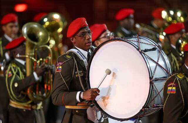 Russland, MilitÃ¤r-Musik-Festival in Moskau MOSCOW, RUSSIA â€“ SEPTEMBER 4, 2022: Members of Venezuela s Great Military Band of the National Bolivarian Armed Forces (Gran Banda Marcial de la Fuerza Armada Nacional Bolivariana, Comandante Supremo Hugo Chavez Frias) perform in Red Square at the closing ceremony of the 2022 Spasskaya Tower International Military Music Festival. Artyom Geodakyan TASS  TS140888