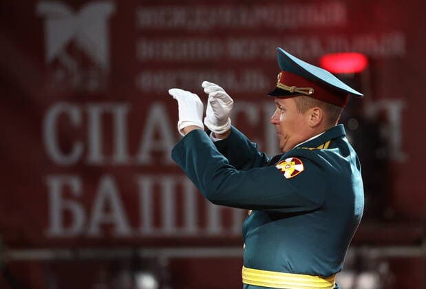 Russland, MilitÃ¤r-Musik-Festival in Moskau MOSCOW, RUSSIA â€“ SEPTEMBER 4, 2022: Members of the Band of the Russian National Guard Forces Chief Department for the Krasnodar Region perform in Red Square at the closing ceremony of the 2022 Spasskaya Tower International Military Music Festival. Artyom Geodakyan TASS  TS140892