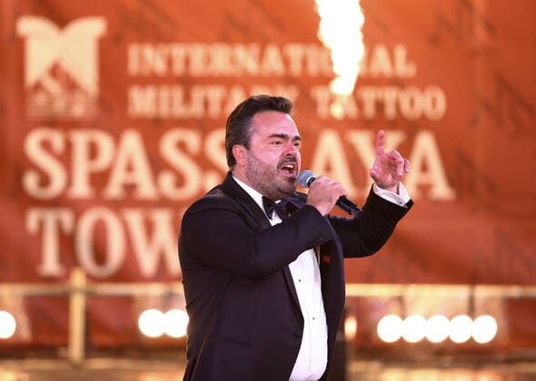 Russland, MilitÃ¤r-Musik-Festival in Moskau MOSCOW, RUSSIA â€“ SEPTEMBER 4, 2022: Baritone Vasily Ladyuk of Perm Opera Ballet Theatre performs in Red Square at the closing ceremony of the 2022 Spasskaya Tower International Military Music Festival. Artyom Geodakyan TASS  TS1408A2