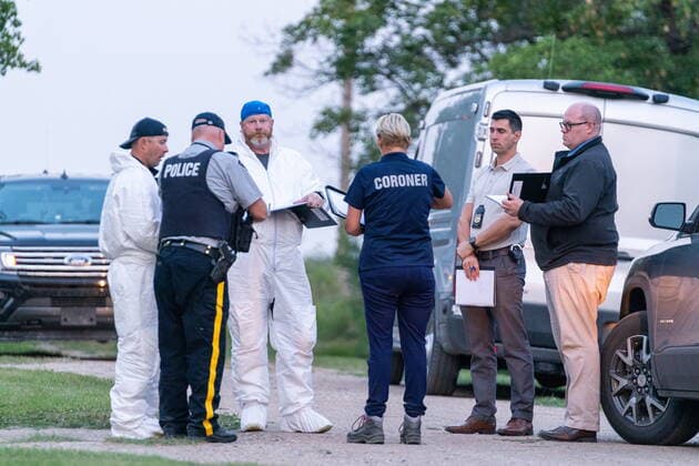 September 4, 2022, Weldon, SK, Canada: Investigators gather in front of a crime scene in Weldon, Sask., Sunday, Sept. 4, 2022. Saskatchewan RCMP has confirmed that there are 10 dead while 15 are injured following the stabbings that occurred at James Smith Cree Nation and Weldon in Saskatchewan. Weldon Canada  - ZUMAc35_ 20220904_zaf_c35_077 Copyright: xHeywoodxYux