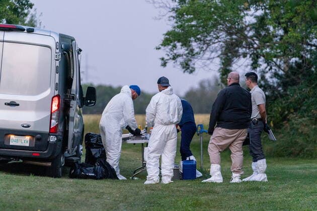 September 4, 2022, Weldon, SK, Canada: Investigators gather in front of a table at a crime scene in Weldon, Sask., Sunday, Sept. 4, 2022. Saskatchewan RCMP has confirmed that there are 10 dead while 15 are injured following the stabbings that occurred at James Smith Cree Nation and Weldon in Saskatchewan. Weldon Canada  - ZUMAc35_ 20220904_zaf_c35_078 Copyright: xHeywoodxYux