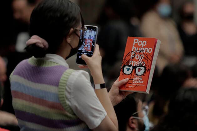 Jarvis Cocker präsentiert Buch in Mexiko Jarvis Cocker Presents Book In Mexico Fans of Jarvis Cocker, leader of the iconic alternative band Pulp, during the presentation of his new book Good Pop, Bad Pop , at the Museum of Mexico City, which recounts through the memories of the British musician, while making an inventory of everything he has collected throughout his life, among old clothes, cassettes, a watch, broken glasses, and other objects, which narrates the key memories that the objects trigger or inspire him. Mexico City Mexico City Mexico Copyright: xGerardoxVieyrax originalFilename: vieyra-notitle220904_np8yK.jpg