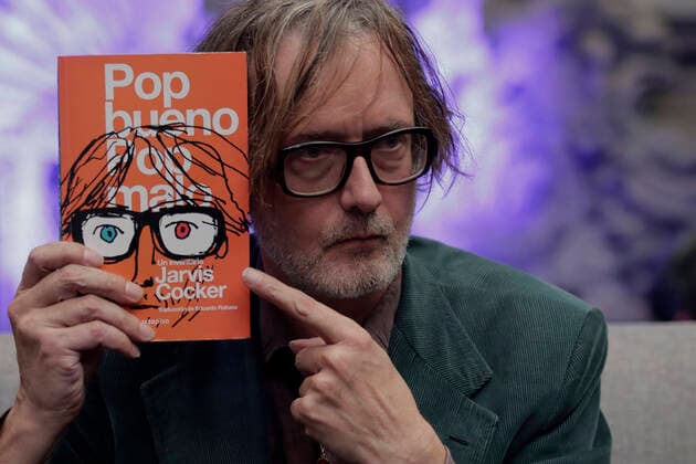 Entertainment Themen der Woche KW35 Entertainment Bilder des Tages Jarvis Cocker präsentiert Buch in Mexiko Jarvis Cocker Presents Book In Mexico Jarvis Cocker, frontman of the iconic alternative band Pulp, holds a book during the presentation of his new book Good Pop, Bad Pop , at the Mexico City Museum, which recounts through the memories of the British musician, while making an inventory of everything he has collected throughout his life, among old clothes, cassettes, a watch, broken glasses, and other objects, which narrates the key memories that the objects trigger or inspire him. Mexico City Mexico City Mexico  Copyright: xGerardoxVieyrax originalFilename: vieyra-notitle220904_npjHo.jpg