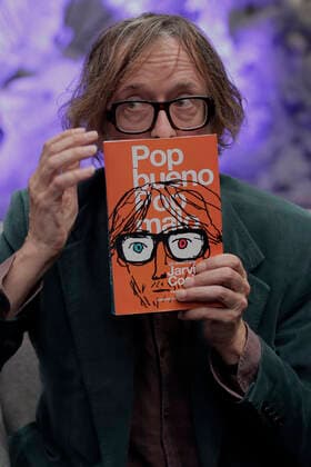 Jarvis Cocker präsentiert Buch in Mexiko Jarvis Cocker Presents Book In Mexico Jarvis Cocker, frontman of the iconic alternative band Pulp, holds a book during the presentation of his new book Good Pop, Bad Pop , at the Mexico City Museum, which recounts through the memories of the British musician, while making an inventory of everything he has collected throughout his life, among old clothes, cassettes, a watch, broken glasses, and other objects, which narrates the key memories that the objects trigger or inspire him. Mexico City Mexico City Mexico Copyright: xGerardoxVieyrax originalFilename: vieyra-notitle220904_npRft.jpg