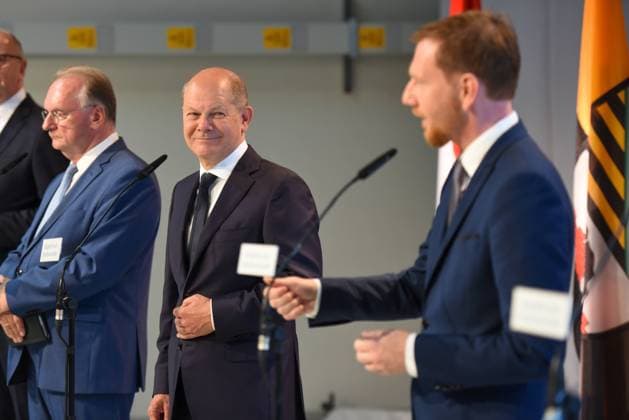 Landkreis Bautzen - Bundeskanzler besucht die Lausitz zum Strukturwandel 02.09.2022 gegen 14.45 Uhr Spreetal, Dock3 Lausitz Fotograf: LausitzNews Erik-Holm Langhof Auf Einladung von Bundeskanzler Olaf Scholz kommen die Ministerpräsidenten der ostdeutschen Braunkohleländer zu einem Gespräch zum Strukturwandel in den Kohleregionen zusammen. Thematischer Schwerpunkt wird der Strukturwandel in den Kohleregionen sein und eine erste Bilanz der zum Kohleausstieg beschlossenen Maßnahmen zur Strukturstärkung. An dem Arbeitsgespräch nehmen der Beauftragte der Bundesregierung für Ostdeutschland, Staatsminister Carsten Schneider, der Ministerpräsident des Landes Brandenburg, Dr. Dietmar Woidke, der Ministerpräsident des Freistaates Sachsen, M Copyright: xLausitznews.de xErik-HolmxLanghofx