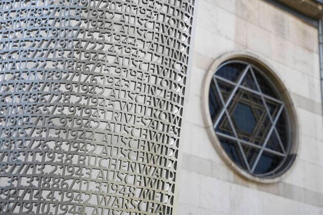 News Themen der Woche KW35 Die Einweihung des Denkmals am Sonntag (04.09.2022) vor der Synagoge in Saarbrücken. Dieses Denkmal soll als Erinnerung an die Deportation und Ermordung der Juden dienen. *** The inauguration of the monument on Sunday 04 09 2022 in front of the synagogue in Saarbrücken This monument is intended to serve as a reminder of the deportation and murder of the Jews bub