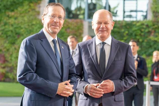 News Themen der Woche KW36 News Bilder des Tages Begrüßung des Staatspräsidenten von Israel, Jitzchak Herzog, durch den Bundeskanzler Olaf Scholz bei seinem Besuch im Kanzleramt -;Begrüßung des Staatspräsidenten von Israel, Jitzchak Herzog, durch den Bundeskanzler Olaf Scholz bei seinem Besuch im Kanzleramt -, Berlin Berlin Deutschland Kanzleramt *** Welcoming the President of Israel, Yitzchak Herzog, by the Chancellor Olaf Scholz during his visit to the Chancellery Welcoming the President of Israel, Yitzchak Herzog, by the Chancellor Olaf Scholz during his visit to the Chancellery , Berlin Berlin Germany Chancellery