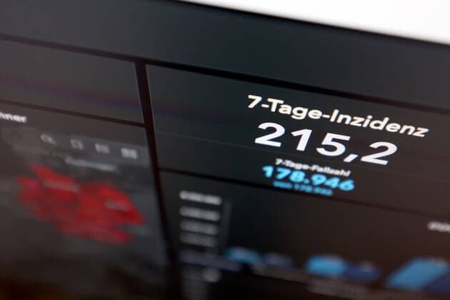 Dashboard des RKI, die 7-Tage-Inzidenz liegt nun bei 215,2 7-Tage-Inzidenz, Dashboard des RKI auf einem Monitor am 05.09.2022 in Siegen Deutschland.