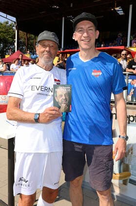 Rolf Fuhrmann und Steffen Hallaschka beim Benefiz-Fußballspiel Kicken mit Herz 2022 zu Gunsten des Herzzentrums des UKE im Stadium des SC Victoria. Hamburg, 04.09.2022