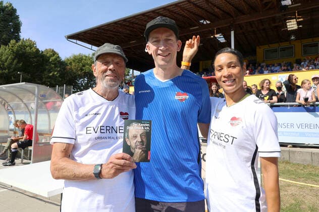 Rolf Fuhrmann, Steffen Hallaschka und Annabelle Mandeng beim Benefiz-Fußballspiel Kicken mit Herz 2022 zu Gunsten des Herzzentrums des UKE im Stadium des SC Victoria. Hamburg, 04.09.2022