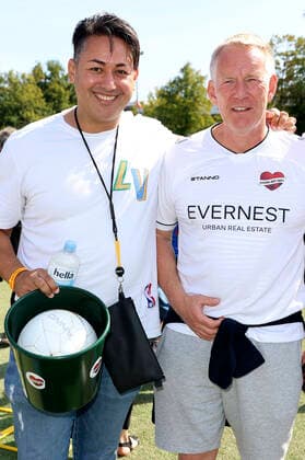 Karim Maataoui und Johannes B. Kerner beim Benefiz-Fußballspiel Kicken mit Herz 2022 zu Gunsten des Herzzentrums des UKE im Stadium des SC Victoria. Hamburg, 04.09.2022
