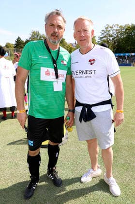Dr. Thomas Mir und Johannes B. Kerner beim Benefiz-Fußballspiel Kicken mit Herz 2022 zu Gunsten des Herzzentrums des UKE im Stadium des SC Victoria. Hamburg, 04.09.2022