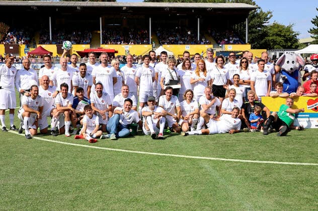 Das VIP-Team der Hamburg Allstars beim Benefiz-Fußballspiel Kicken mit Herz 2022 zu Gunsten des Herzzentrums des UKE im Stadium des SC Victoria. Hamburg, 04.09.2022