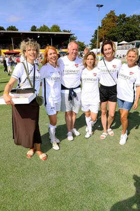Anna Schäfer, Esther Roling, Johannes B. Kerner, Anjorka Strechel, Julia Stinshoff und Nova Meierhenrich beim Benefiz-Fußballspiel Kicken mit Herz 2022 zu Gunsten des Herzzentrums des UKE im Stadium des SC Victoria. Hamburg, 04.09.2022
