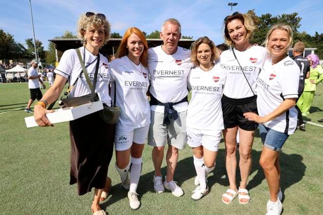 Anna Schäfer, Esther Roling, Johannes B. Kerner, Anjorka Strechel, Julia Stinshoff und Nova Meierhenrich beim Benefiz-Fußballspiel Kicken mit Herz 2022 zu Gunsten des Herzzentrums des UKE im Stadium des SC Victoria. Hamburg, 04.09.2022
