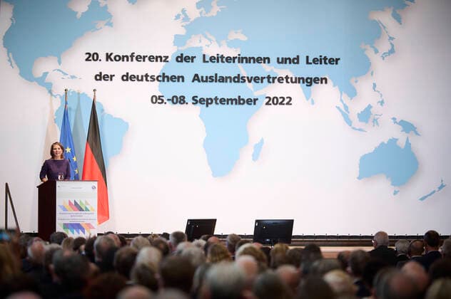News Themen der Woche KW36 News Bilder des Tages Berlin, 20. Konferenz der Leiterinnen und Leiter der deutschen Auslandsvertretungen Annalena Baerbock (Bundesministerin des Auswärtigen, Bündnis 90 Die Grünen) während ihrer Rede am 05.09.2022 auf der 20. Konferenz der Leiterinnen und Leiter der deutschen Auslandsvertretungen im Auswärtigen Amt in Berlin. Berlin Auswärtiges Amt Berlin Deutschland *** Berlin, 20 Conference of Heads of German Missions Abroad Annalena Baerbock Federal Minister of Foreign Affairs, Bündnis 90 Die Grünen during her speech on 05 09 2022 at the 20 Conference of Heads of German Missions Abroad at the Federal Foreign Office in Berlin Berlin Auswärtiges Amt Berlin Germany