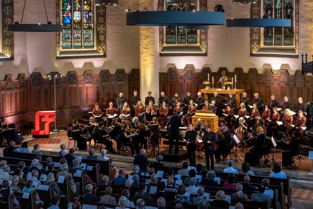 RIAS Kammerchor in Bad Liebenwerda DEU Brandenburg Bad Liebenwerda Â RIAS Kammerchor in der St. Nikolai, Bad Liebenwerda : Händel, Durante und Corelli: Der mit internationalen Preisen überschüttete RIAS Kammerchor Berlin zählt zu den weltweit führenden Profichören und wird seit fünf Jahren von Justin Doyle geleitet. In historisch informierter Interpretation wird der multinationale Stimmkörper, ist für sein präzises Klangbild berühmt die den barocken Werken, begleitet vom Orchester Akademie für Alte Musik Berlin, farbenfrohe Nuancen geben. Über 50 Veranstaltungen, knapp 550 Künstler umfasst das Programm des Lausitz Festivals 2022. Auch für die dritte Ausgabe des Zwei-Länder-Events zwischen Nieder- und Oberlausitz kon