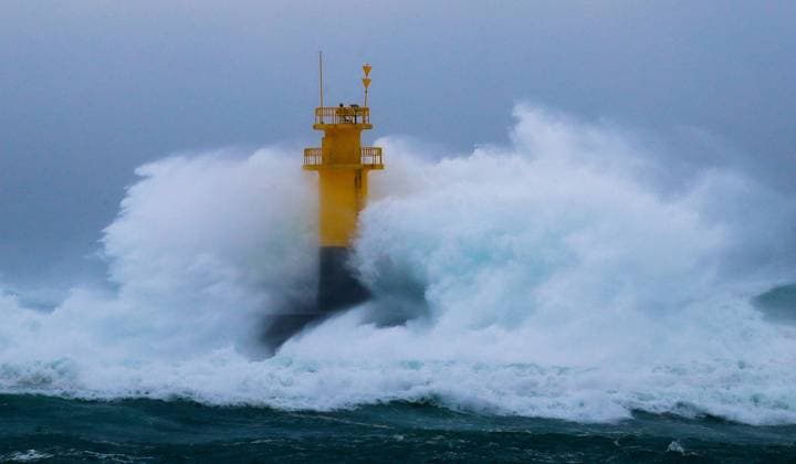 Bilder des Jahres 2022, News 09 September News Themen der Woche KW36 Südkorea, Taifun Hinnamnor, Eindrücke (220905) -- JEJU, Sept. 5, 2022 -- High waves pound the coast of Seogwipo in Jeju Island, South Korea, Sept. 5, 2022. South Korea s state weather agency said Typhoon Hinnamnor has reached waters off the southern island of Jeju on Monday, as South Korea braces for what could be the most powerful storm ever to hit the country. () SOUTH KOREA-JEJU-TYPHOON HINNAMNOR NEWSISxviaxXinhua 