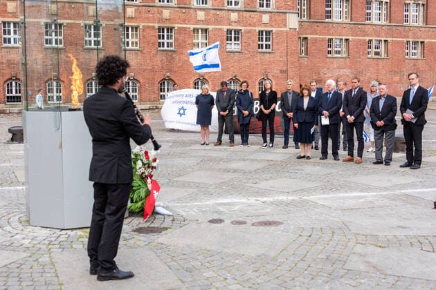News Themen der Woche KW36 News Bilder des Tages Kiel, 5. September 2022, Gedenkveranstaltung der jüdischen Opfer des Attentates zur Olympiade am 05.09.1972 in München. Kranzniederlegung am Olympischen Feuer auf dem Rathausplatz Kiel. *** Kiel, 5 September 2022, commemoration of the Jewish victims of the attack on the Olympics on 05 09 1972 in Munich wreath-laying ceremony at the Olympic fire on the town hall square Kiel