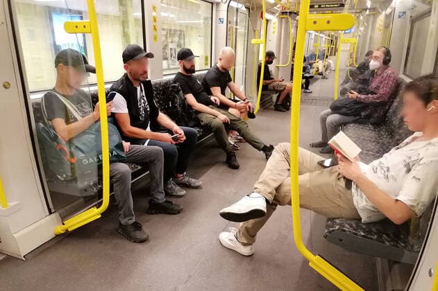 27.08.2022, Berlin - Deutschland. Obwohl in den Öffis Maskenpflicht herrscht, halten sich immer weniger Leute daran.