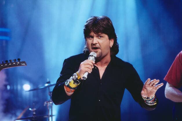 HOI Hoi, österreichische Pop Band mit Sänger Freddy Pfister, Auftritt in der ZDF Hitparade, Deutschland, Jahr 2000. Hoi, Austrian Pop Band with singer Freddy Pfister, ZDF Hitparade performance, Germany, year 2000., Deutschland Copyright: kpa UnitedArchives55024106 EDITORIAL USE ONLY