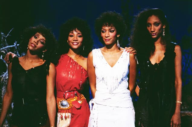 SISTER SLEDGE Sister Sledge, amerikanische Disco, Funk und Soul Sängerinnen, Musikquartett mit den Schwestern: Kathy, Joni, Kim und Debbie, TV Auftritt in Deutschland, 1985. Sister Sledge, American Disco, Funk and Soul singers, girls quartet with the sisters Kathy, Joni, Kim and Debbie, TV performance in Germany, 1985., Deutschland Copyright: kpa UnitedArchives55024210 EDITORIAL USE ONLY
