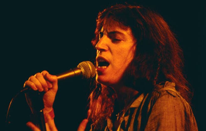 PATTI SMITH Patti Smith, amerikanische Punk und Rock Sängerin, gilt als Godmother of Punk, hier bei einem Konzert, circa 1978. Patti Smith, American Punk and Rock singer-songwriter and Lyricist, she is also called: The Godmother of Punk, here at a concert, circa 1978., Copyright: kpa UnitedArchives55024225 EDITORIAL USE ONLY