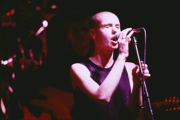 SINEAD O CONNOR Sinead O Connor, irische Sängerin, Konzert in Deutschland, 1994. Sinead O Connor, Irish singer, concert in Germany, 1994., Deutschland Copyright: kpa UnitedArchives55024279 EDITORIAL USE ONLY