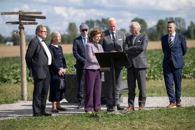Entertainment Themen der Woche KW36 Entertainment Bilder des Tages STAFFANSTORP 20220905 Kung Carl Gustaf och drottning Silvia, tillsammans med Mats Roslund (mitten), professor i historisk arkeologi, samt landshövding Anneli Hulthén (t v) och Lunds universitets rektor Erik Renström (t h) under en rundvandring vid den arkeologiska undersökningsplatsen i Uppakra, Uppakra Arkeologiska Center i Staffanstorp. LUND SVERIGE x50090x *** STAFFANSTORP 20220905 King Carl Gustaf and Queen Silvia, together with Mats Roslund, centre, Professor of Historical Archaeology, and County Governor Anneli Hulthén, left, and Lund University Vice-Chancellor Erik Renström, right, during a tour of the archaeological research site at Uppakra, Uppakra Archaeological Centre in Staffanstorp LUND SWEDEN x50090x  Copyright: xJohanxNilsson TTx KUNGAPARET LUND