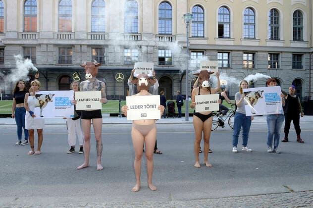 News Bilder des Tages Demonstration der Tierschutzorganisation PETA gegen die Lederindustrie und die Verwendung von Leder in der Mode bei der Eröffung der MBFW bei der Berlin Fashion Week Spring Summer 2023 vor dem Hotel Telegraphenamt. Berlin, 05.09.2022