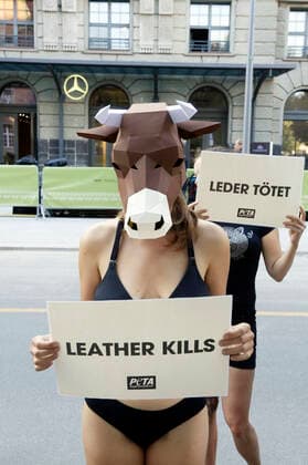 Demonstration der Tierschutzorganisation PETA gegen die Lederindustrie und die Verwendung von Leder in der Mode bei der Eröffung der MBFW bei der Berlin Fashion Week Spring Summer 2023 vor dem Hotel Telegraphenamt. Berlin, 05.09.2022