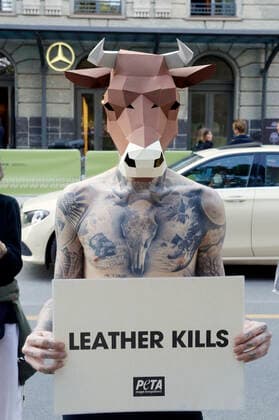 Demonstration der Tierschutzorganisation PETA gegen die Lederindustrie und die Verwendung von Leder in der Mode bei der Eröffung der MBFW bei der Berlin Fashion Week Spring Summer 2023 vor dem Hotel Telegraphenamt. Berlin, 05.09.2022