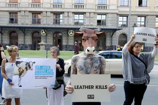 Demonstration der Tierschutzorganisation PETA gegen die Lederindustrie und die Verwendung von Leder in der Mode bei der Eröffung der MBFW bei der Berlin Fashion Week Spring Summer 2023 vor dem Hotel Telegraphenamt. Berlin, 05.09.2022