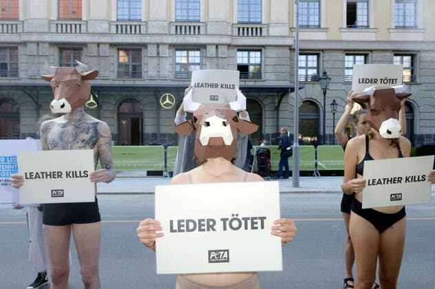 Demonstration der Tierschutzorganisation PETA gegen die Lederindustrie und die Verwendung von Leder in der Mode bei der Eröffung der MBFW bei der Berlin Fashion Week Spring Summer 2023 vor dem Hotel Telegraphenamt. Berlin, 05.09.2022