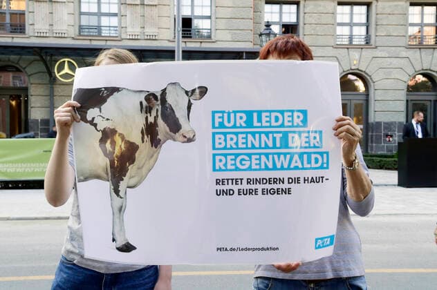 Demonstration der Tierschutzorganisation PETA gegen die Lederindustrie und die Verwendung von Leder in der Mode bei der Eröffung der MBFW bei der Berlin Fashion Week Spring Summer 2023 vor dem Hotel Telegraphenamt. Berlin, 05.09.2022