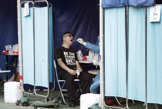 News Bilder des Tages September 5, 2022, HONG KONG, CHINA: A male citizen receiving mouth-swabbing, providing bio-sample at the Covid-19 Community Test Centre in Hong Kong as the Coronavirus outbreak surges.Sept-5,2022Hong Kong.ZUMA HONG KONG CHINA - ZUMAl137 20220905_zap_l137_008 Copyright: xLiauxChung-renx