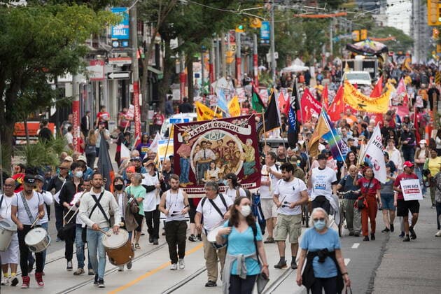 News Bilder des Tages September 5, 2022, TORONTO, ON, CANADA: Participants march through Toronto during the Labour Day Parade on Monday, September 5, 2022. TORONTO CANADA  - ZUMAc35_ 20220905_zaf_c35_035 Copyright: xTijanaxMartinx