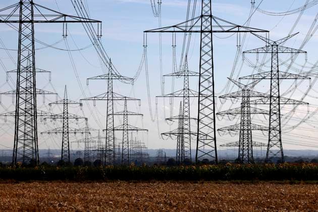 Strommasten und Windräder rund um das Kohlekraftwerk Niederaußem des Stromkonzerns RWE. Die Preise an den Strombörsen sind zuletzt in astronomische Höhen gestiegen. Die Bundesregierung will nunStromkunden mit Milliarden entlasten, die sie den Erzeugern abschöpfen will. (Themenbild, Symbolbid) Köln, 05.09.2022 NRW Deutschland *** Electricity pylons and wind turbines around the Niederaussem coal-fired power plant of the RWE power company Prices on the electricity exchanges have recently risen to astronomical heights The German government now wants to relieve electricity customers with billions that it wants to siphon off from the generators Topic Image, Symbolbid Cologne, 05 09 2022 NRW Germany Copyright: xChristophxHardtx