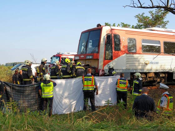 News Themen der Woche KW36 News Bilder des Tages (220906) -- KUNFEHERTO, Sept. 6, 2022 -- Police and firemen work at the site of an accident near Kunfeherto, Hungary on Sept. 5, 2022. Seven people have died after a car collided with a train in southern Hungary early Monday, police said. ( via Xinhua) HUNGARY-KUNFEHERTO-TRAIN ACCIDENT FerencxDonka MTI 