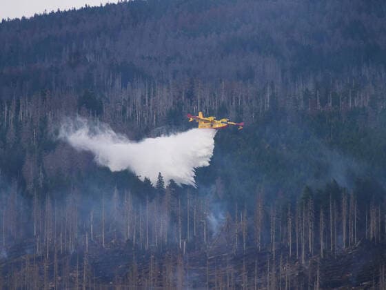 News Themen der Woche KW36 News Bilder des Tages Grossfeuer am Brocken beobachtet vom Wurmberg in Niedersachsen in Deutschland. Loeschflugzeuge aus Italien helfen bei den Loescharbeiten. Grossfeuer am Brocken *** Large fire at Brocken observed from Wurmberg in Lower Saxony in Germany Loesch planes from Italy help with the loesch work Large fire at Brocken