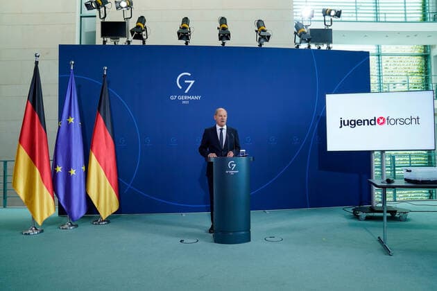 Empfang der Preistraeger des 57. Bundeswettbewerbs Jugend forscht durch den Bundeskanzler und die Bundesbildungsministerin Aktuell, 06.09.2022, Berlin, Bundeskanzler Olaf Scholz im Portrait bei seiner Ansprache zum Empfang der Preistraegerinnen und Preistraeger fuer den 57. Bundeswettbewerb Jugend forscht im Bundeskanzleramt Berlin Berlin Deutschland