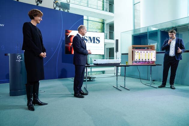 Empfang der Preistraeger des 57. Bundeswettbewerbs Jugend forscht durch den Bundeskanzler und die Bundesbildungsministerin Aktuell, 06.09.2022, Berlin, Bundeskanzler Olaf Scholz und Bettina Stark-Watzinger Deutsche Bundesministerin fuer Bildung und Forschung gemeinsam mit dem Gewinner des Sonderpreis des Bundeskanzlers Cornelius-Aegidian Quint aus Schleswig-Holstein bei der Vorstellung seines Projektes beim Empfang der Preistraegerinnen und Preistraeger fuer den 57. Bundeswettbewerb Jugend forscht im Bundeskanzleramt Berlin Berlin Deutschland