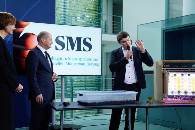 Empfang der Preistraeger des 57. Bundeswettbewerbs Jugend forscht durch den Bundeskanzler und die Bundesbildungsministerin Aktuell, 06.09.2022, Berlin, Bundeskanzler Olaf Scholz und Bettina Stark-Watzinger Deutsche Bundesministerin fuer Bildung und Forschung gemeinsam mit dem Gewinner des Sonderpreis des Bundeskanzlers Cornelius-Aegidian Quint aus Schleswig-Holstein bei der Vorstellung seines Projektes beim Empfang der Preistraegerinnen und Preistraeger fuer den 57. Bundeswettbewerb Jugend forscht im Bundeskanzleramt Berlin Berlin Deutschland