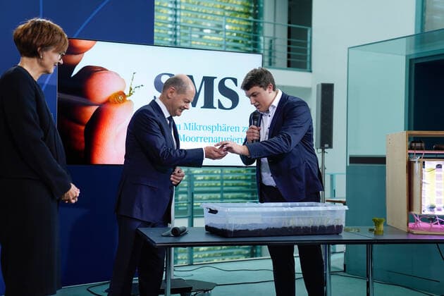 News Bilder des Tages Empfang der Preistraeger des 57. Bundeswettbewerbs Jugend forscht durch den Bundeskanzler und die Bundesbildungsministerin Aktuell, 06.09.2022, Berlin, Bundeskanzler Olaf Scholz und Bettina Stark-Watzinger Deutsche Bundesministerin fuer Bildung und Forschung gemeinsam mit dem Gewinner des Sonderpreis des Bundeskanzlers Cornelius-Aegidian Quint aus Schleswig-Holstein bei der Vorstellung seines Projektes beim Empfang der Preistraegerinnen und Preistraeger fuer den 57. Bundeswettbewerb Jugend forscht im Bundeskanzleramt Berlin Berlin Deutschland