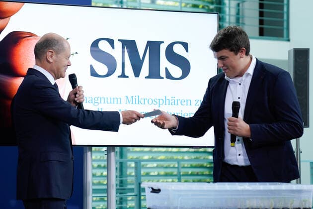 Empfang der Preistraeger des 57. Bundeswettbewerbs Jugend forscht durch den Bundeskanzler und die Bundesbildungsministerin Aktuell, 06.09.2022, Berlin, Bundeskanzler Olaf Scholz uebergibt das Preisgeld an den Gewinner des Sonderpreis des Bundeskanzlers Cornelius-Aegidian Quint aus Schleswig-Holstein bei der Vorstellung seines Projektes beim Empfang der Preistraegerinnen und Preistraeger fuer den 57. Bundeswettbewerb Jugend forscht im Bundeskanzleramt Berlin Berlin Deutschland