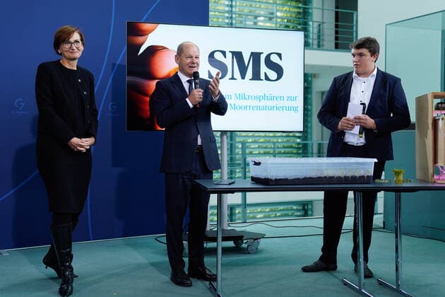 Empfang der Preistraeger des 57. Bundeswettbewerbs Jugend forscht durch den Bundeskanzler und die Bundesbildungsministerin Aktuell, 06.09.2022, Berlin, Bundeskanzler Olaf Scholz und Bettina Stark-Watzinger Deutsche Bundesministerin fuer Bildung und Forschung gemeinsam mit dem Gewinner des Sonderpreis des Bundeskanzlers Cornelius-Aegidian Quint aus Schleswig-Holstein bei der Vorstellung seines Projektes beim Empfang der Preistraegerinnen und Preistraeger fuer den 57. Bundeswettbewerb Jugend forscht im Bundeskanzleramt Berlin Berlin Deutschland