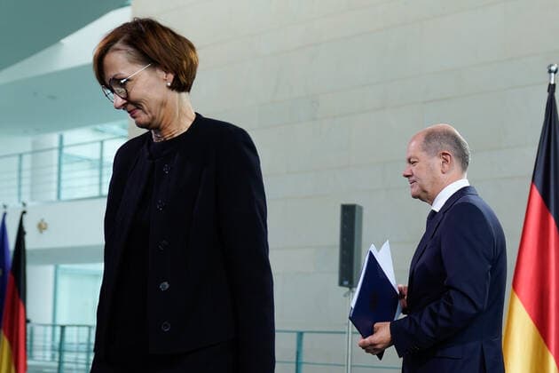 Empfang der Preistraeger des 57. Bundeswettbewerbs Jugend forscht durch den Bundeskanzler und die Bundesbildungsministerin Aktuell, 06.09.2022, Berlin, Bundeskanzler Olaf Scholz und Bettina Stark-Watzinger Deutsche Bundesministerin fuer Bildung und Forschung gemeinsam mit dem Gewinner des Sonderpreis Jugend forscht bei seiner Ansprache zum Empfang der Preistraegerinnen und Preistraeger fuer den 57. Bundeswettbewerb Jugend forscht im Bundeskanzleramt Berlin Berlin Deutschland